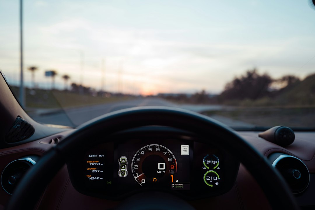 車のメーターパネル。エンジン警告灯などの表示が出る計器盤